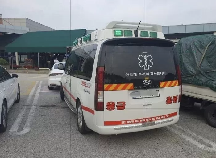 “고속도로 위 ‘사설구급차’ 사이렌 울려 양보했더니...휴게소에서 간식 사먹고 있었습니다”