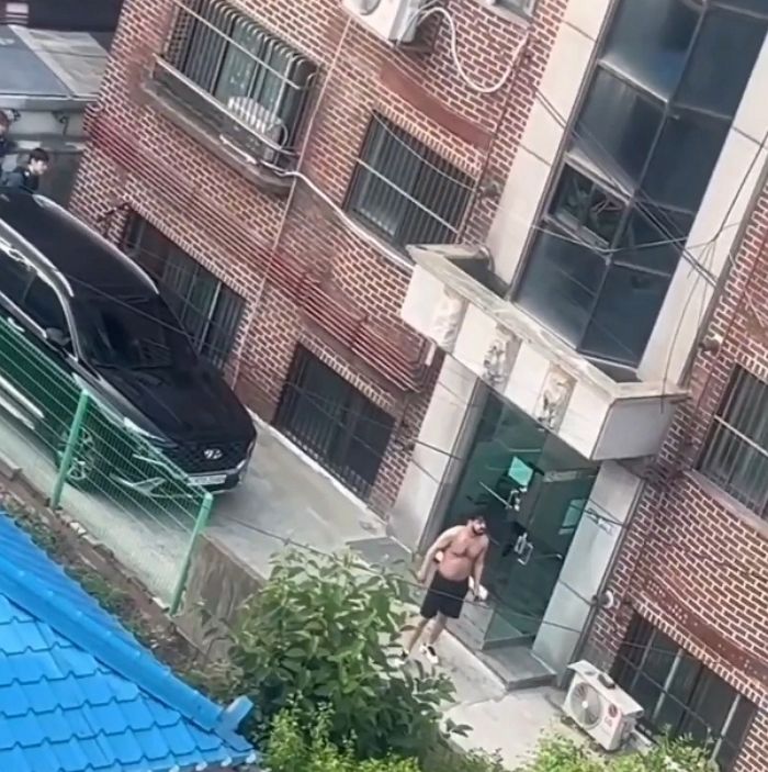 불법체류자 ‘흉기난동’ 부리자 완벽한 케미로 검거한 남녀 ‘경찰 콤비’ (영상)