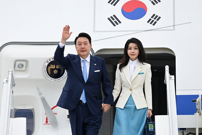 김건희 여사, 프랑스 파리에서 ‘돌아와요 부산항에’ 틀고 믹스커피 대접했다