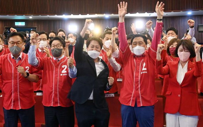 방송3사 출구조사서 윤석열이 ‘1위’하자 박수치며 환호한 국민의힘 개표상황실 당시 상황