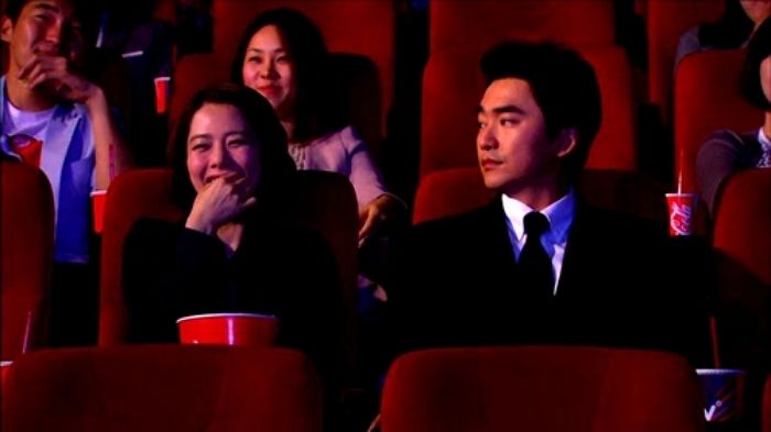 “극장서 국물 떡볶이X튀김 먹는 옆사람 때문에 영화 관람 망쳤어요”