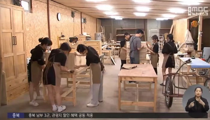 낡은 수레 끌고 다니며 폐지 줍는 노인들 위해 무료로 손수레 만들어 주는 청주 여고생들