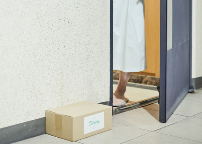 ‘택배 상자’ 미끼 던지고 1시간 서성...고개 숙여 줍자 둔기로 수차례 폭행