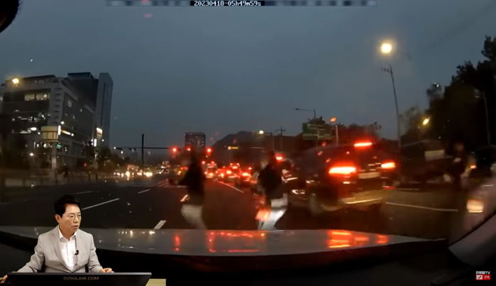 비 오는 새벽 ‘검은 옷’ 입고 16차선 무단횡단...경찰 “운전자 과실” (영상)