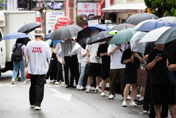 세트 3만원인데 오픈 첫날부터 수백미터 대기줄 늘어선 강남 ‘파이브가이즈’ 상황 (+후기)