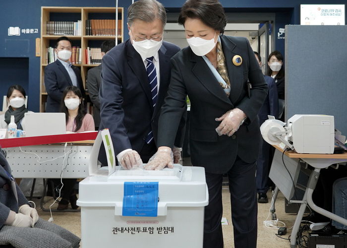 “투표가 더 나은 삶 만들어”...문 대통령이 사전투표 첫날 페북에 올린 투표독려글