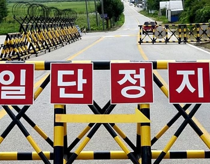 오토바이 타고 민통선 ‘무단침입’ 시도한 남성들...초병 총에 손대고 팔까지 꺾었다