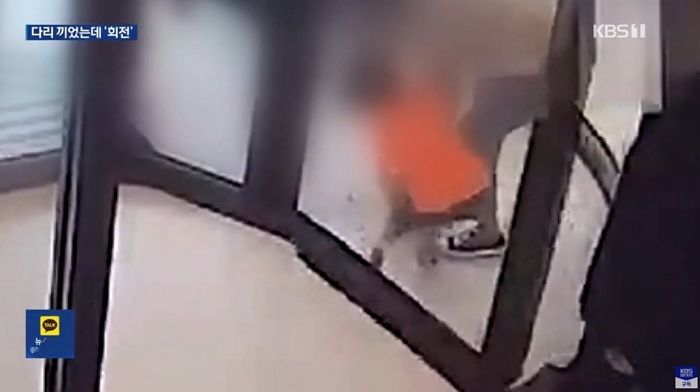 다섯살 아이 발 끼었는데도 계속 돌아간 백화점 ‘자동 회전문’...결국 다리 ‘골절’ (영상)