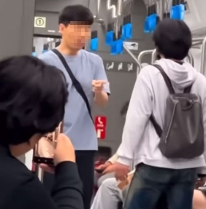 “술취해 먼저 행패부려”...지하철 4호선서 난동부리다 ‘로우킥’ 맞고 쓰러지는 남성 (사진)