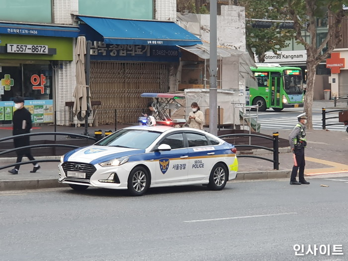 고속도로서 비상등 켜고 ‘이렇게’ 달리는 경찰차를 추월하면 처벌 받을 수 있다