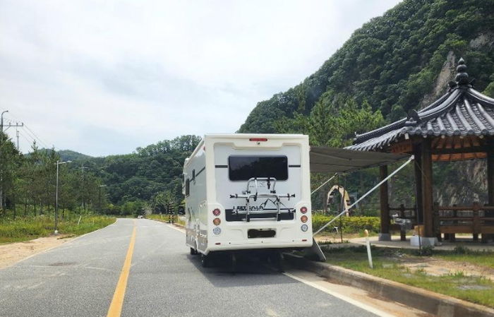 충북 영동의 2차선 도로 ‘길막’하고 정자에 그늘막 묶어 점령해버린 ‘민폐 캠핑족’
