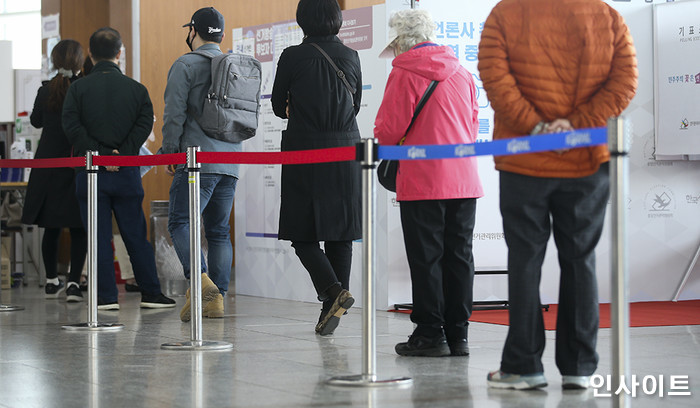 “민주주의서 있을 수 없는 선거”...코로나 걸린 기자가 직접 ‘사전투표’ 한 후 날린 일침