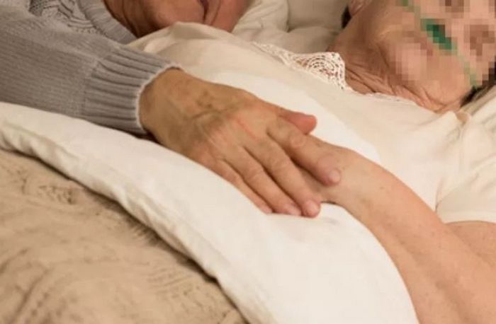 암 투병하다 숨진 남편..휴대폰엔 내연녀와 나눈 ‘아내 뒷담화’가 가득했다