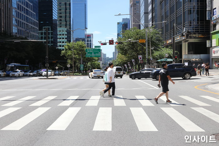 어제(27일) 대낮 만취한 20대 운전자 횡단보도로 돌진...“1명 사망 2명 부상” (블랙박스 영상)