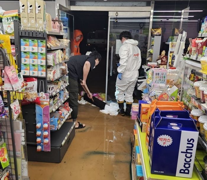 ‘폭우’ 쏟아져 편의점에 빗물 들어차자 바닥에 보관한 담배부터 치운 ‘초엘리트’ 편돌이