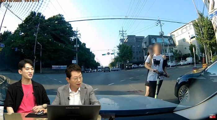 “헬멧 미착용+동시탑승+스마트폰”...민폐 종합 여성 킥라니 등장 (+영상)