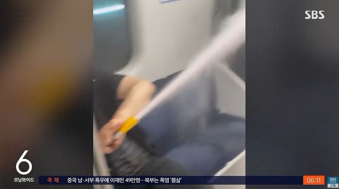 공항철도에 나타나 승객들에게 소화기 잔뜩 분사하고 ‘튄’ 할아버지 (+영상)