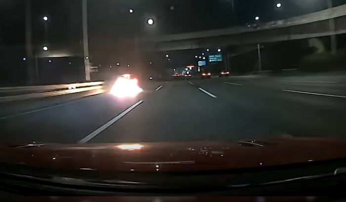 앞서 가던 기아 ‘스팅어’ 추월하려다가 엔진 과열로 불 난 폭스바겐 골프 (영상)