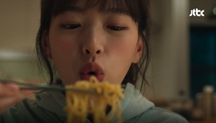 “여자가 라면 2개 다 먹으면 ‘대식가’ 인가요?”...여초 커뮤에 올라온 글, 댓글 터졌다