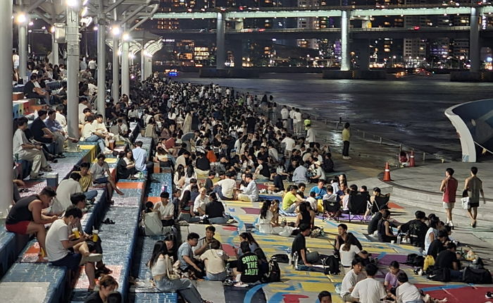 이제 ‘헌팅 성지’ 부산 민락수변공원에서 술 마시면 과태료 5만원
