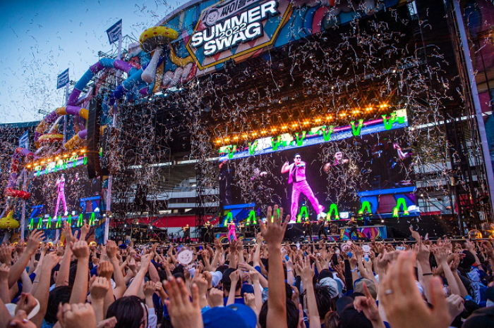 싸이, ‘흠뻑쇼’ 객석서 팬들이 ‘X자 표시’한 거 보고 공연 멈춰 부상자 살렸다