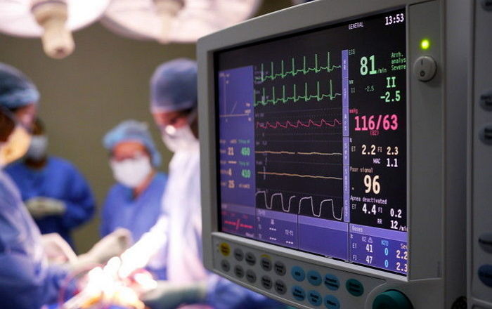 드릴로 환자 뼈 뚫는 수술 동안 의사가 무릎 잡고 보조만 하는 황당한 이유