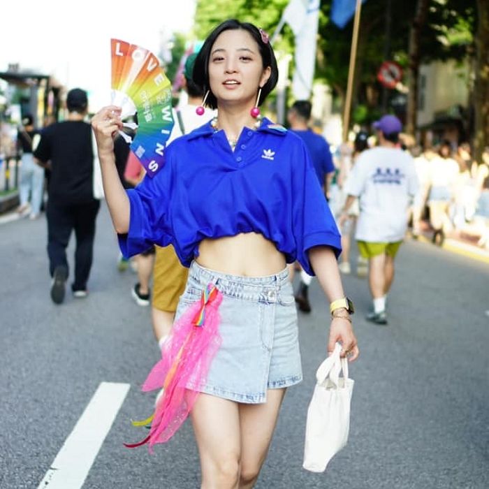 미니스커트에 ‘크롭티’ 입은 국회의원 류호정...“이걸 위해 다이어트도 했다더라”