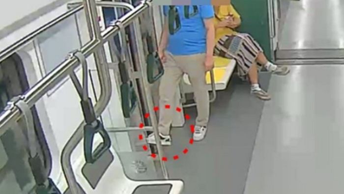 지하철 문 닫힐 때마다 ‘발’ 집어 넣어 운행 방해 한 남성...과태료 2500만원 검토