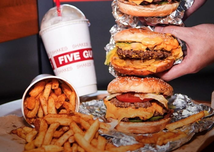 생감자 직접 썰어 ‘감자 튀김’ 튀긴다...극한 직업이라는 파이브 가이즈 알바생들 (영상)