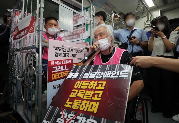 한 달 만에 재개하더니 ‘거대 철제 케이지’까지 동원한 전장연 지하철 시위 상황