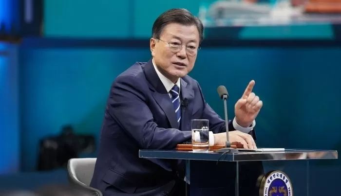 국민 57% “문재인 정부가 윤석열 정부보다 잘했다”