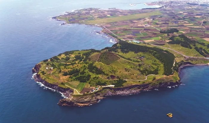 제주도 관광 필수 코스 송악산, 중국 회사가 사서 한국이 380억 더 주고 되사와야 한다