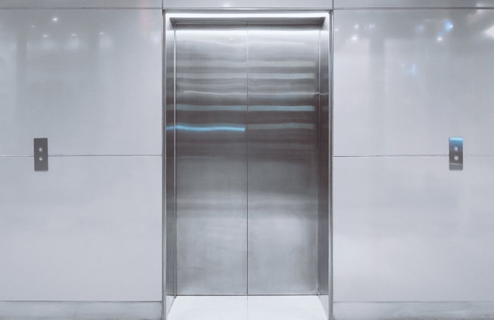 아파트 승강기 6분간 잡아 둔 택배기사, 욕설한 주민 밀쳐 사망