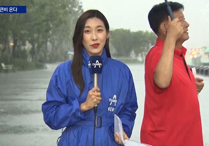 비 맞으며 ‘폭우’ 예보하는 기자 안쓰러워 다가가 우산 씌워주는 아저씨 (영상)