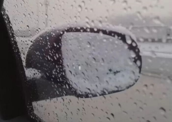 장마철 비 내리면 ‘멘붕’오는 초보 운전자들이 꼭 알아둬야 할 자동차의 ‘이 기능’