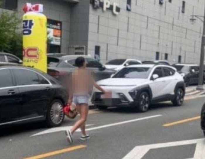 대구 시내 한복판에 ‘상의 탈의’ 후 브래지어까지 벗고 다니는 여성 나타났다