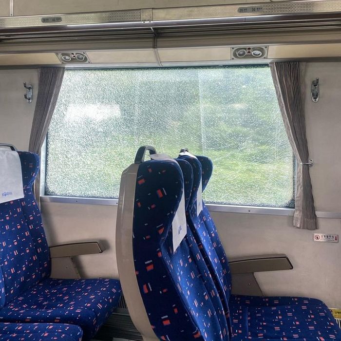 “무궁화호 열차 탔는데 좌석 옆 유리창이 산산조각 나 있었습니다”