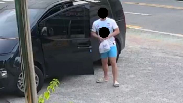 남의 가게 앞에 불법주차하더니 쓰레기까지 잔뜩 투척하고 튄 ‘스타리아’ 차주