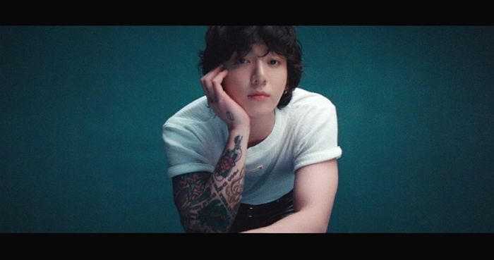 신곡 ‘세븐’ 발매 전 선명한 복근 장착한 ‘사진 대방출’한 방탄소년단 정국