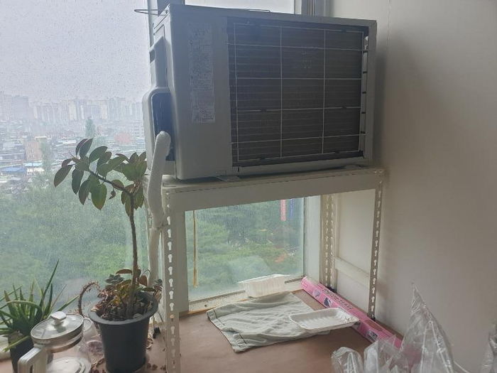설치기사가 에어컨 실외기를 ‘방안’에 설치해뒀습니다 (사진)