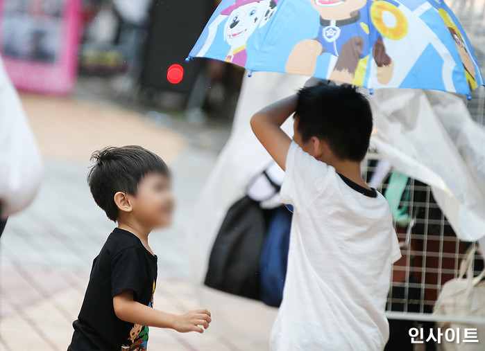 일요일인 내일(9일) 전국 곳곳 폭우와 무더위 이어져...낮 최고 기온 32도