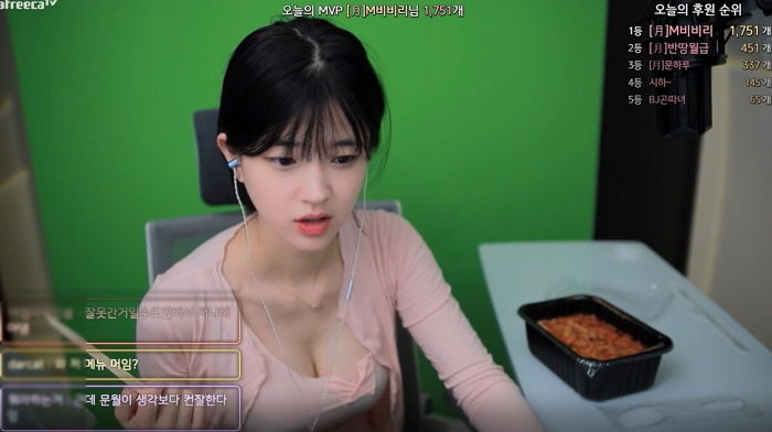 속살 다 비치는 ‘분홍빛 시스루’ 의상으로 가슴골 드러내며 레전드 찍은 BJ 문월 (+영상)