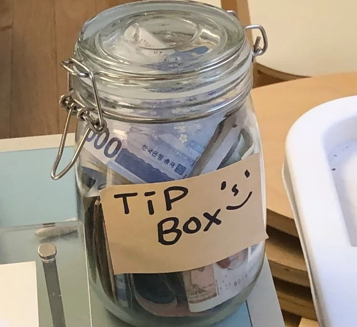 “한국 카페에서 정가 주고 음료를 샀는데, 자리에 ‘팁 박스’가 놓여 있었습니다”