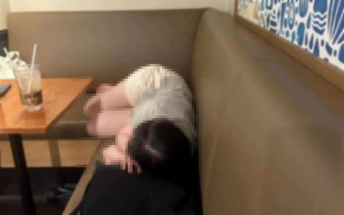 스타벅스서 맨발로 벌러덩 누운 20대 여성...“말리는 직원에게 ‘상욕’ 하더라”