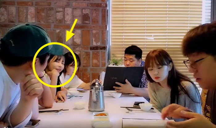 음식점 외국 여직원 어눌한 한국 발음 따라하며 ‘인종차별’한 아프리카 여캠 BJ (영상)