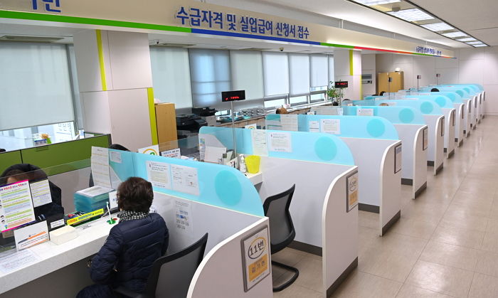 베트남 여행 중 거짓으로 실업급여 신청해서 1700만원 받은 ‘나이롱 구직자’