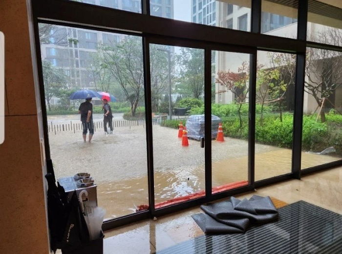 강남 초고가 아파트인데...25억 개포자이, 폭우에 또 물난리 터졌다