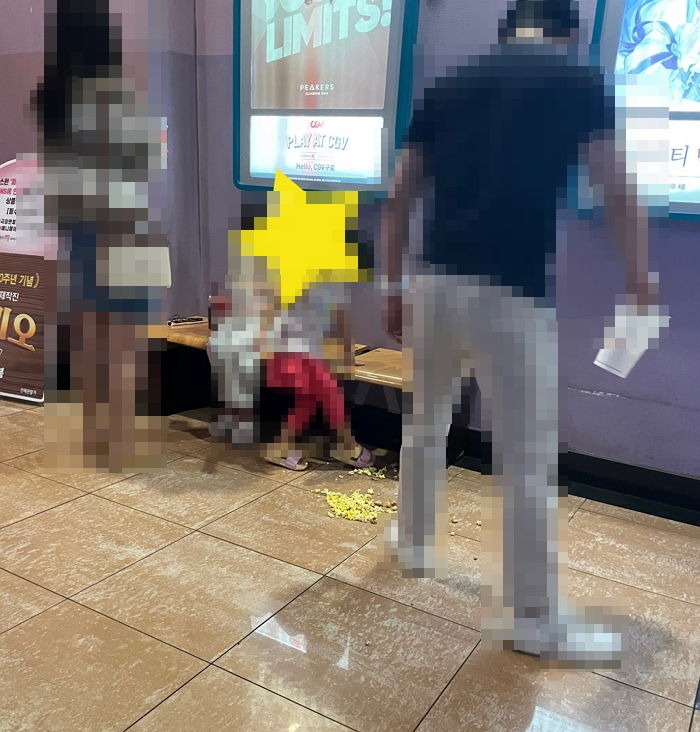 “영화관서 아이가 팝콘 쏟았는데 안 치우고 쳐다보기만 한 부모를 고발합니다”