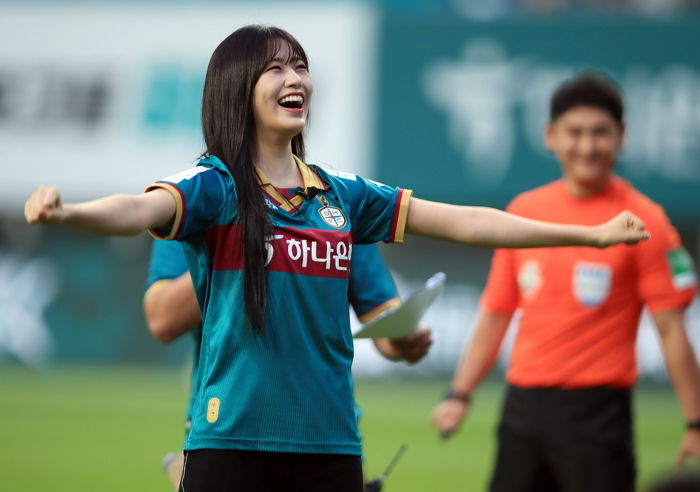 “미소 미쳤다”...축구팬들 사이서 ‘대전 여신’으로 등극한 어제자 안유진 시축 영상 (+사진)