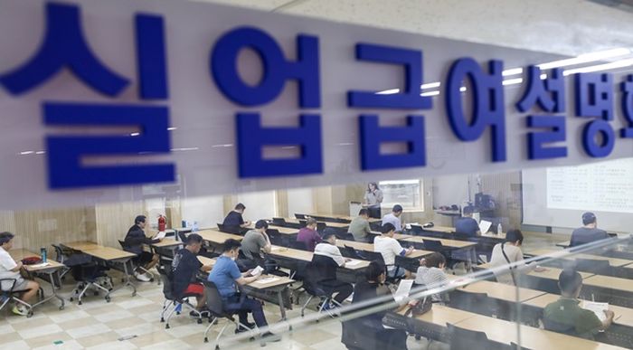 실업급여 담당자 “여자·청년들은 실업급여로 해외여행, 샤넬 선글라스 사”